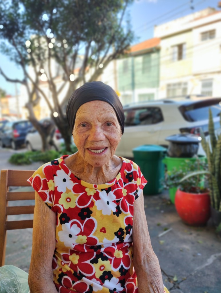 Dona Alzira está fazendo 87 anos