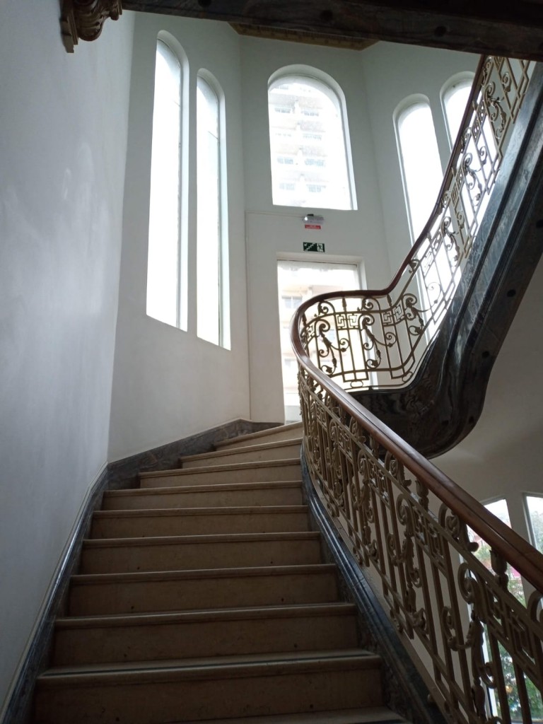 imagem do interior do palacete da rua costa aguiar, mostrando a escadaria do prédio 