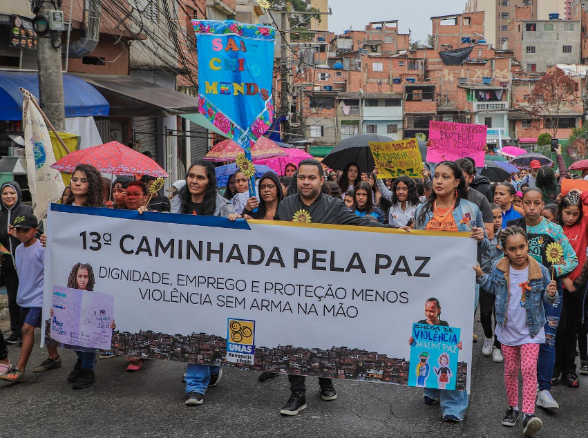 Comunidade se une em caminhada pela paz no Jardim São Savério e região
