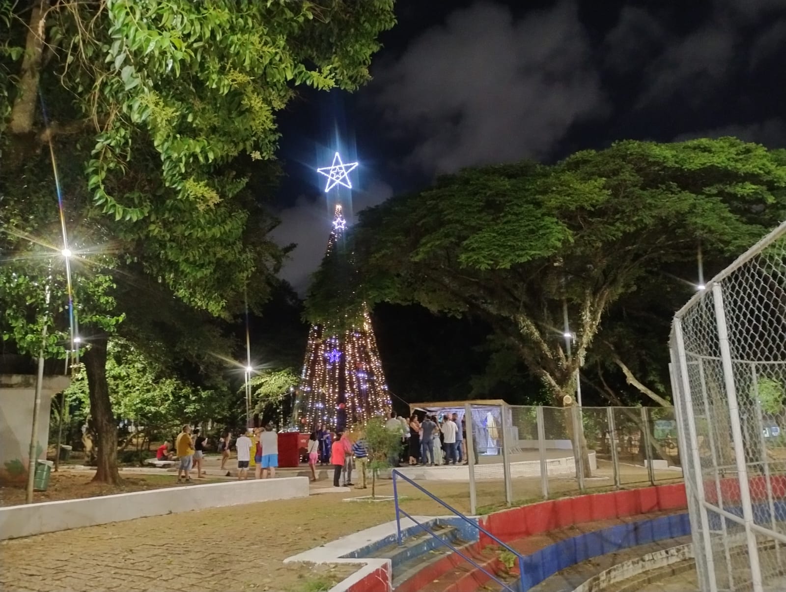 Sob polêmica, região do Ipiranga recebe Árvore de Natal